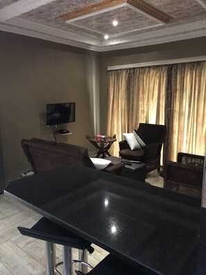 Chalet Confort, 2 camas de matrimonio, no fumadores | Sala de estar | Televisión LCD de 30 pulgadas con canales premium, una televisión