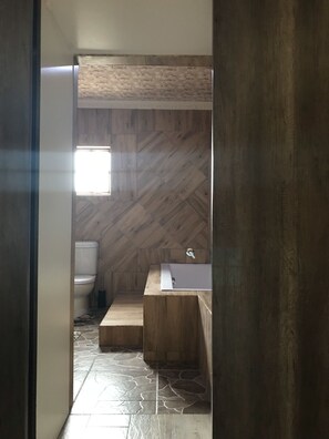 Chalet Confort, 2 camas de matrimonio, no fumadores | Baño | Bañera profunda, cabezal de ducha tipo lluvia y secador de pelo