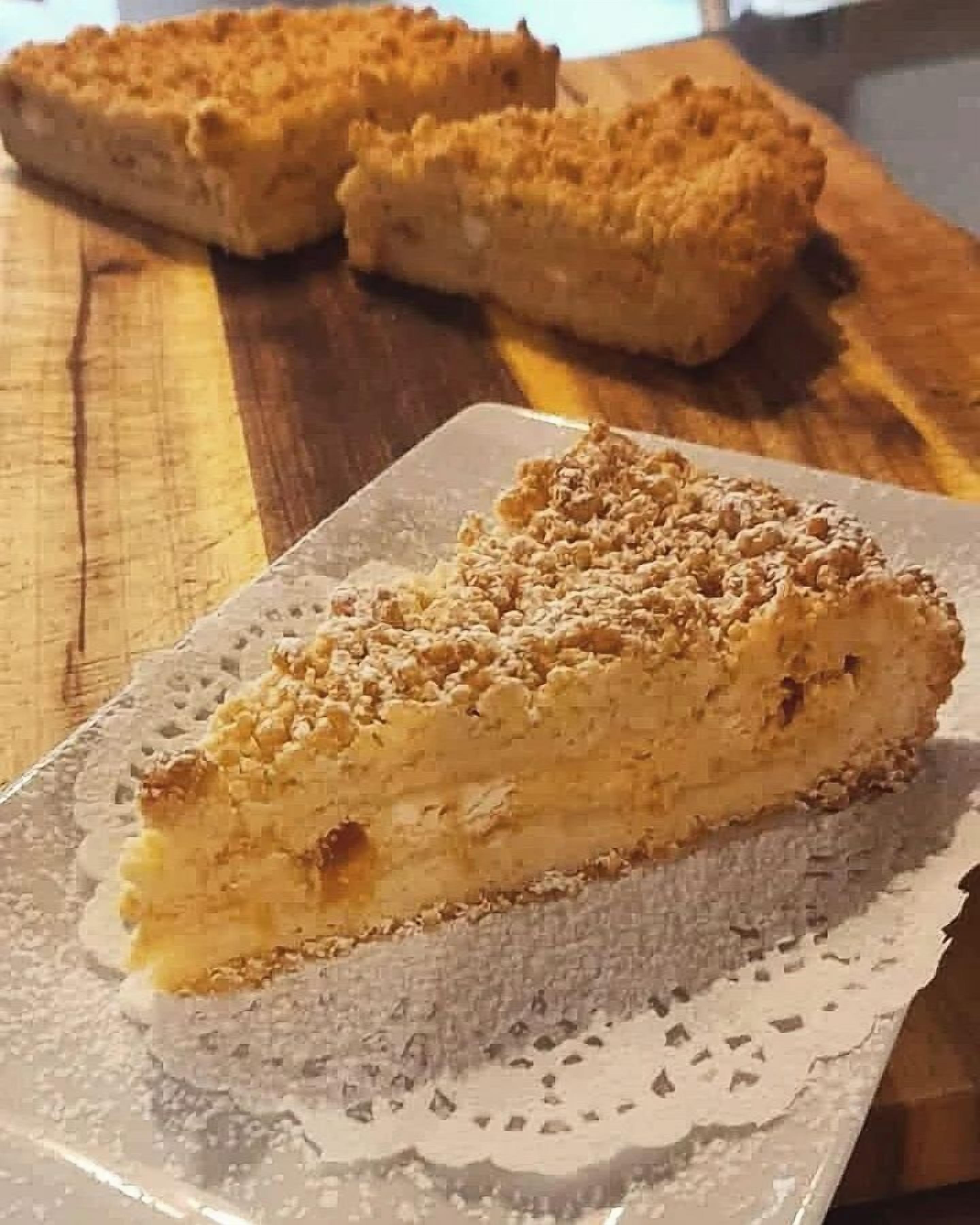 Una porción de pastel sobre un plato con un copo de encaje.