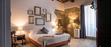 Deluxe Double Room, 1 King Bed, Non Smoking | Minibar, in-room safe, desk, blackout drapes