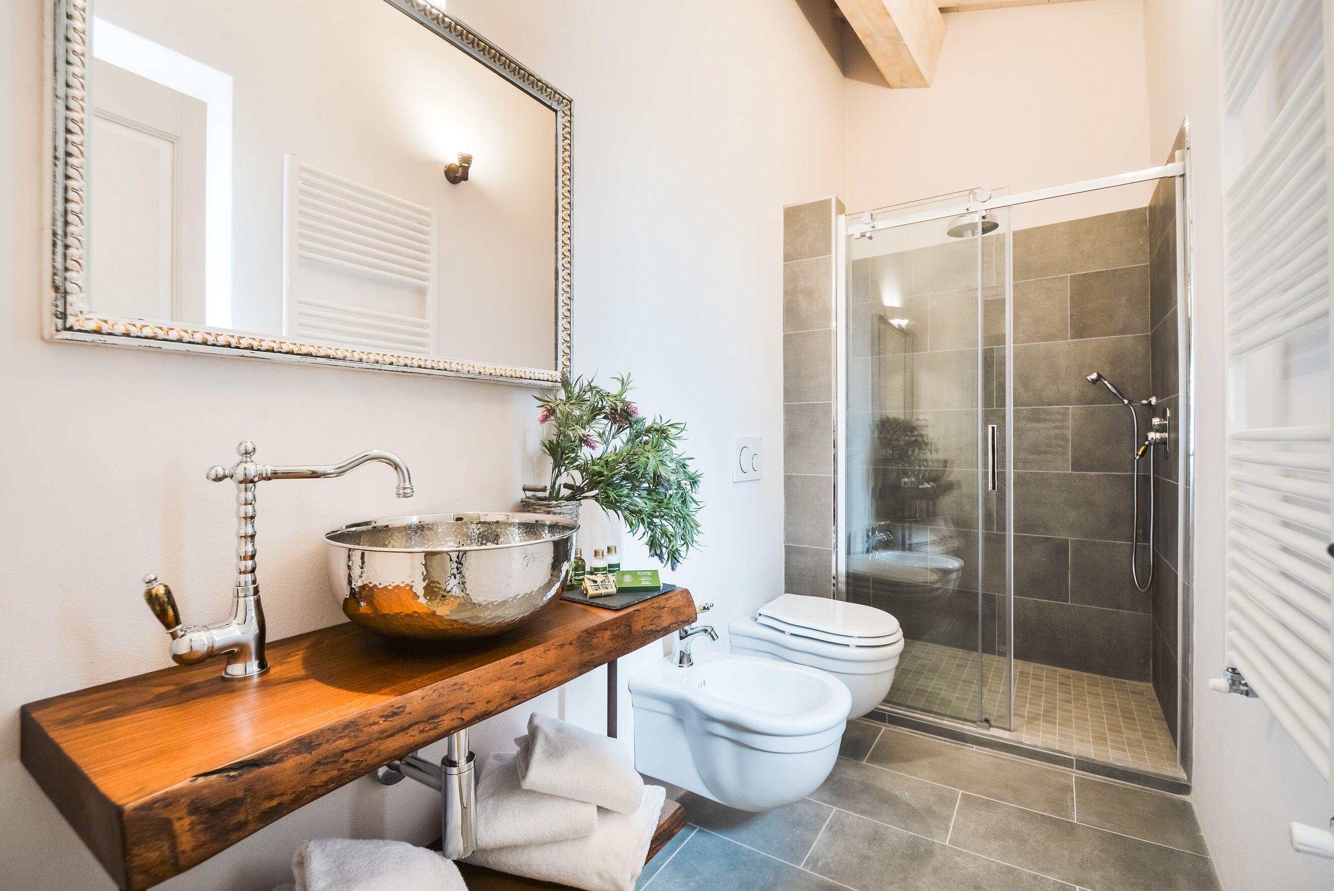 Doppia Design, 1 letto king, non fumatori | Bagno | Set di cortesia gratuito, asciugacapelli, pantofole, bidet