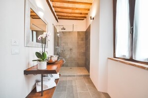 Honeymoon Double Room, 1 King Bed, Non Smoking | Bathroom | Free toiletries, hair dryer, slippers, bidet