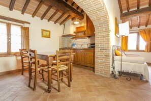 Apartment, 1 Schlafzimmer, Hügelblick | Wohnbereich | Flachbildfernseher