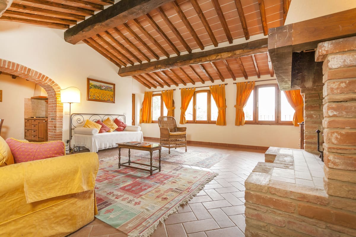 Appartamento, 1 camera da letto, vista collina | Area soggiorno | TV a schermo piatto