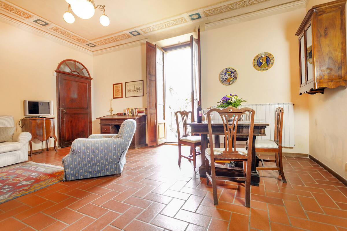 Appartamento panoramico, balcone | Area soggiorno | TV a schermo piatto