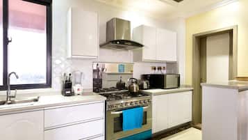 Full-size fridge, microwave, oven, stovetop