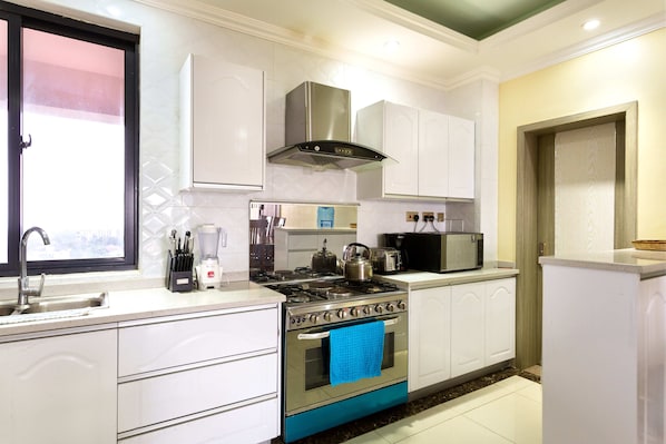Full-sized fridge, microwave, oven, stovetop
