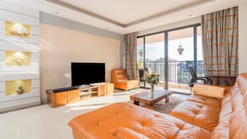 Penthouse Panoramique, 3 chambres, vue ville, dans la tour | Coin séjour | TV connectée de 56 pouces avec chaßnes par satellite, télévision