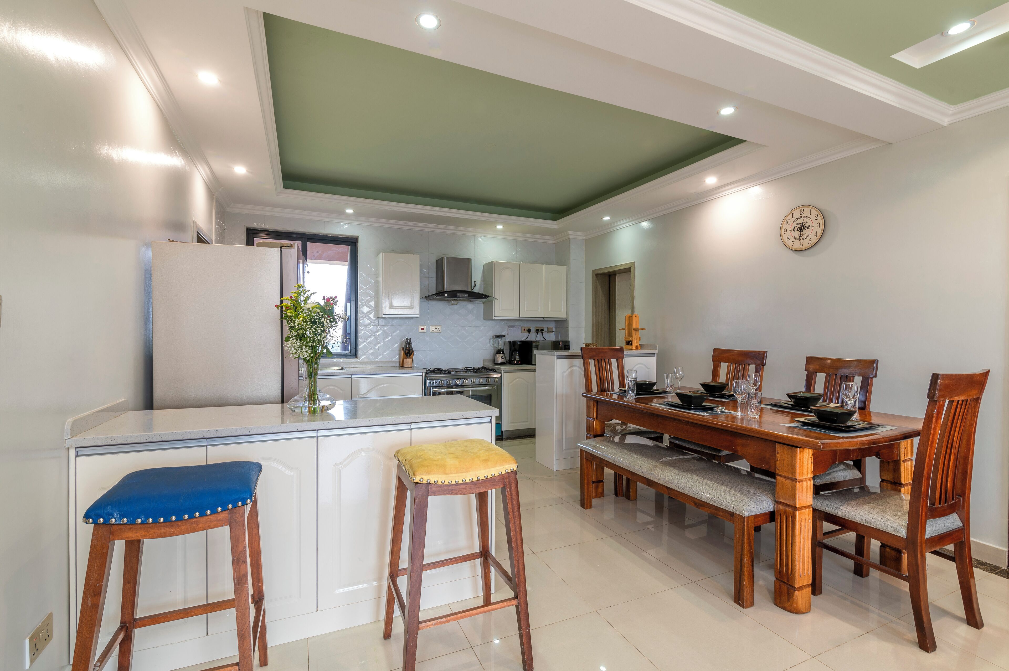 Full-size fridge, microwave, oven, stovetop