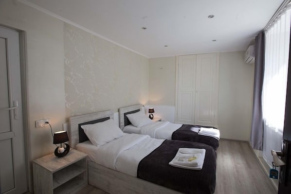Chambre Ville avec lits jumeaux | Literie hypoallergénique, décor unique, ameublement unique, bureau
