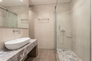 Departamento, 3 habitaciones | Baño | Regadera, amenidades de baño gratuitas, secadora de cabello, pantuflas 