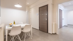 Appartement, 3 chambres | Restauration dans la chambre