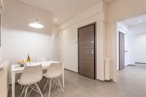 Apartment, 3 Schlafzimmer | Essbereich im Zimmer