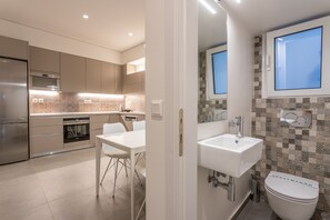 Departamento, 3 habitaciones | Baño | Regadera, amenidades de baño gratuitas, secadora de cabello, pantuflas 