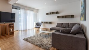 Appartement, 3 chambres | Salle de séjour | Télévision à écran plat