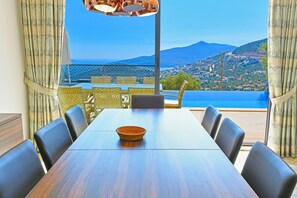 Villa, 5 Bedrooms | In-room dining