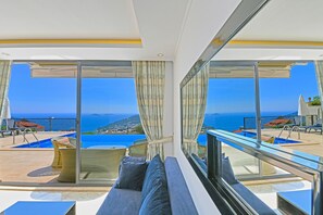 Villa, 5 Bedrooms | Living area