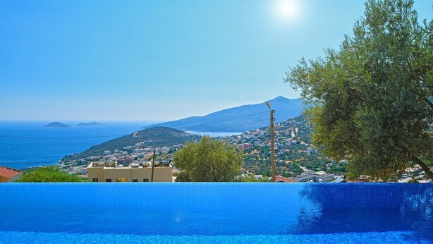 Outdoor pool, pool umbrellas, pool loungers - Villa Elegance (Kas)