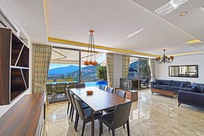 Villa, 5 Bedrooms | In-room dining