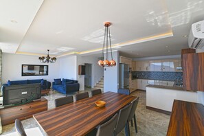 Villa, 5 Bedrooms | In-room dining