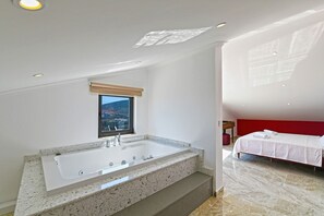 Villa, 5 Bedrooms | Jetted bathtub