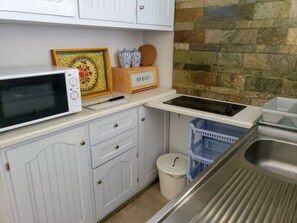 Fridge, microwave, stovetop, coffee/tea maker