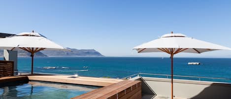 Piscine extérieure, parasols de plage, chaises longues