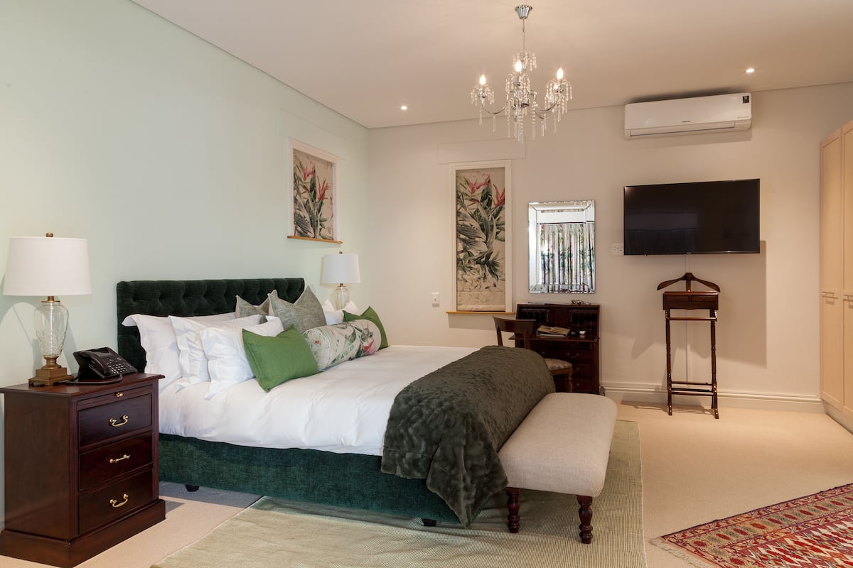 Suite (Courtyard) | 1 Schlafzimmer, hochwertige Bettwaren, Minibar, Zimmersafe