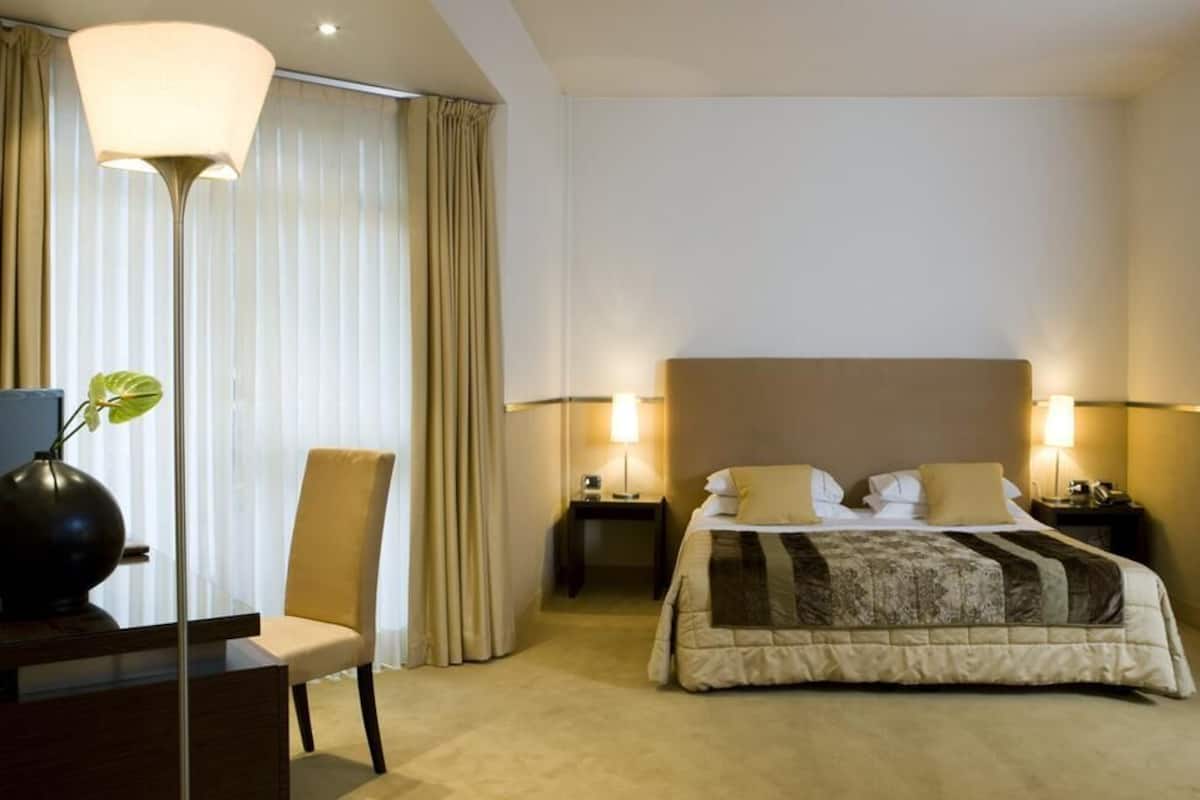 Minibar, free WiFi, bed sheets
