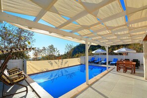 Outdoor pool, pool umbrellas, sun loungers - Villa Erva (Kas)
