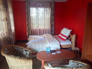 Habitación estándar | Escritorio, cortinas opacas, cunas (de pago) y wifi gratis