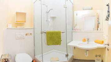 Dusche, kostenlose Toilettenartikel, Haartrockner, Handtücher