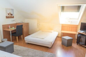 Cofres nos quartos, escrivaninha, cortinas blackout, Wi-Fi de cortesia