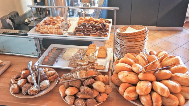 Breakfast buffet - Pension Futterknecht (Burgau)