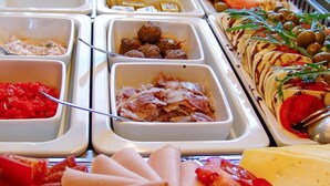 Breakfast buffet - Pension Futterknecht (Burgau)