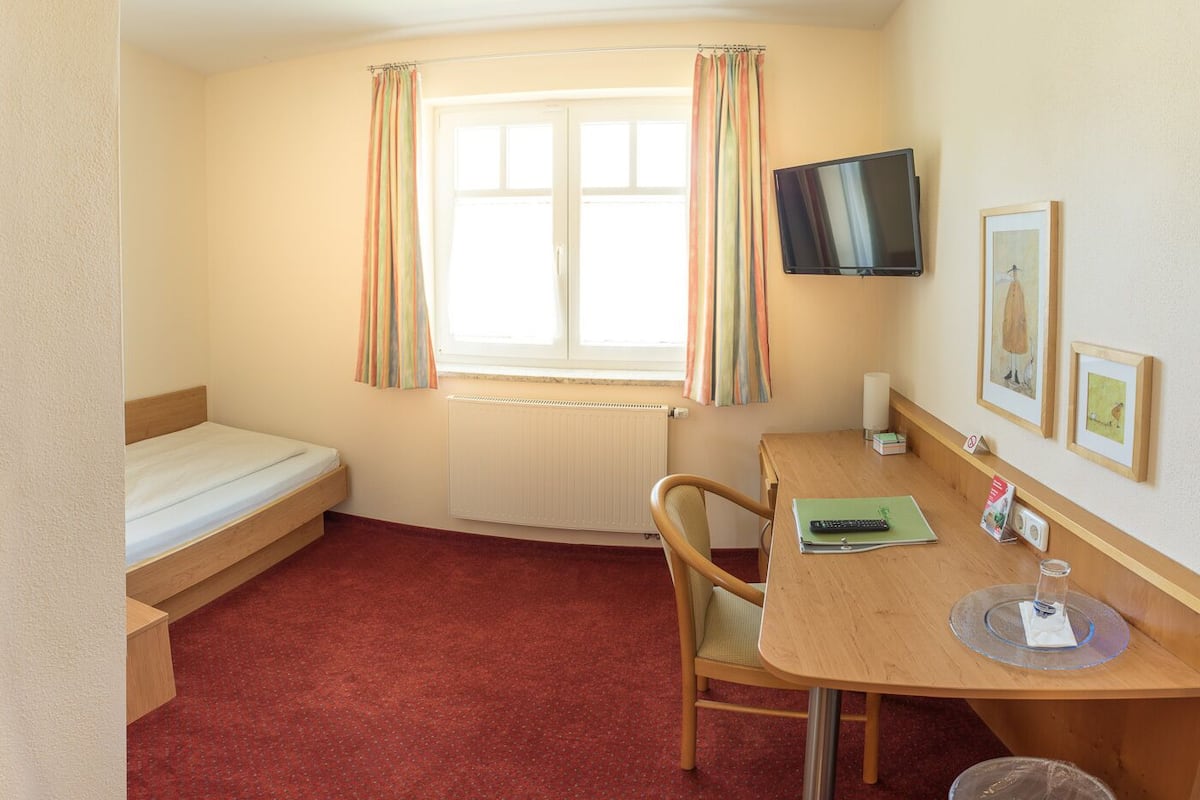 Single Room | In-room safe, desk, blackout curtains, free WiFi