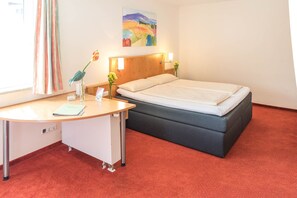 خزنة داخل الغرفة ومكتب وستائر تعتيم وواي فاي مجانًا