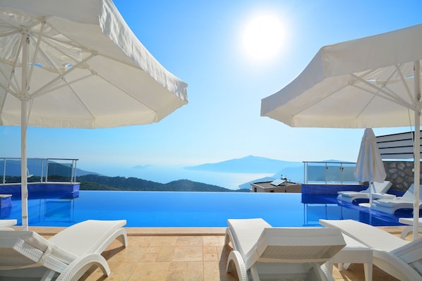 屋外プール、プール パラソル、サンラウンジャー