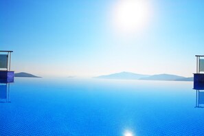 Piscina a l'aire lliure, para-sols i gandules 