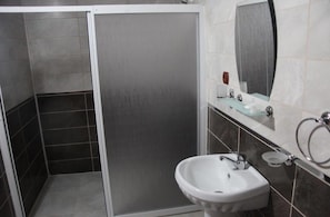 Standardzimmer | Badezimmer | Dusche, Hydromassagedusche, kostenlose Toilettenartikel, Haartrockner