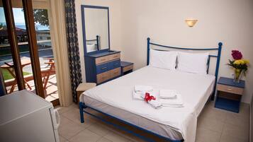 Double Room, 1 Double Bed, Non Smoking | In-room safe, soundproofing, free cots/infant beds, free WiFi