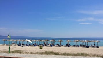 Am Strand, Liegestühle, Sonnenschirme