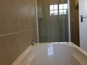 Deep soaking tub, rainfall showerhead, free toiletries, towels - Rosey Rest Inn (Ghanzi)