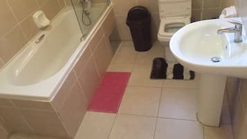 Habitación doble estándar | Baño | Tina profunda, regadera tipo lluvia, amenidades de baño gratuitas
