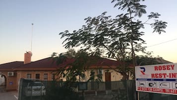 Vista frontal de la propiedad