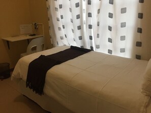 Single Room | Desk, free WiFi, bed sheets