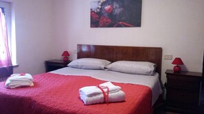 3 chambres, couette en duvet d'oie, fer et planche à repasser