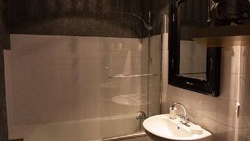 Chambre Familiale | Salle de bain | Articles de toilette gratuits, sĂšche-cheveux, peignoirs