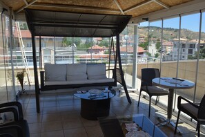 Terrace/patio - Yildirim Hotel (Sereflikochisar)