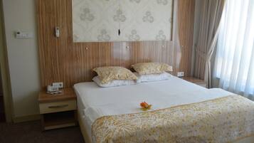Minibar, bàn, nôi (giường cho trẻ sơ sinh) miễn phí